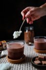 Chocolat à la crème et noix sur une table en bois — Photo de stock