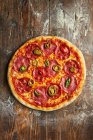 Pizza Diavolo con Salami - foto de stock