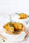 Tart espiral de cor vegetal com abobrinha, cenoura, queijo branco e pesto de tomate — Fotografia de Stock