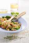 Jambalaya com quinoa, tofu, cogumelos e legumes — Fotografia de Stock