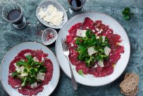 Rindfleisch-Carpaccio mit Feldsalat und Käsespänen — Stockfoto