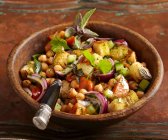 Salat mit geröstetem Fladenbrot und Kichererbsen — Stockfoto