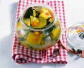 Zucchine sottaceto con curcuma e semi di senape in un barattolo — Foto stock