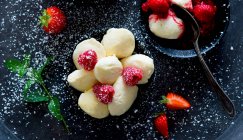 Vanillequarkknödel mit Erdbeeren und Himbeeren — Stockfoto