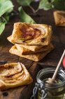 Французское печенье с яблоками, корицей и медом — стоковое фото