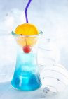 Blue eyes (cocktail with vermouth, gin, curacao and ginger ale) — Stock Photo