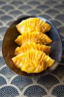 Фрукты манго на тарелке — стоковое фото