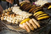 Bananas grelhadas em um estande de comida de rua na área da China Town (Bangkok) — Fotografia de Stock