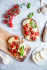 Focaccia con pomodorini e mozzarella — Foto stock