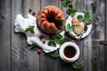 Веганський торт Бундт з полуницею та фісташковими горіхами — стокове фото