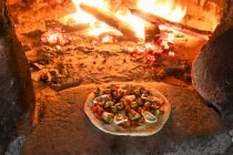Entsteinte Auberginen-Pizza mit Pilzen, Oliven, Paprika, roten Zwiebeln und Ziegenkäse — Stockfoto