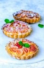 Sand mini tarts with roses made from apple slices — Stock Photo