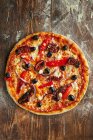 Pizza estilo griego con aceitunas, pimiento y feta - foto de stock