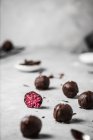 Pralinos de beterraba Vegan com esmalte de chocolate e sal marinho — Fotografia de Stock