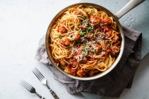 Espaguete com almôndegas, molho de tomate, salsa e queijo — Fotografia de Stock