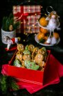 Pain d'épice hommes et biscuits d'arbre de Noël dans une boîte cadeau — Photo de stock