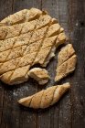 Pan sin levadura con semillas de sésamo y alcaravea negra, partido - foto de stock