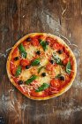 Pizza Milano aux tomates cerises, olives et basilic — Photo de stock