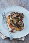 Крупный план вкусного тоста с грибами и сливочным соусом — стоковое фото