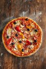 Pizza Venedig mit schwarzen Oliven und Paprika — Stockfoto