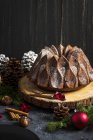 Weihnachtskastanien und Schokoladenkuchen auf einer Baumrinde — Stockfoto