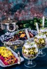 Новогодний стол с жареной свининой, сельдь из красной свеклы и овощной салат — стоковое фото