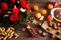 An Advent wreath, a chocolate Father Christmas, nuts and gingerbread — Stock Photo