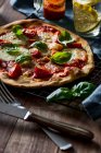 Піца Маргарита з свіжими вишневими помідорами, базилем і моцареллою. — стокове фото