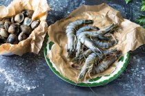 Raw prawns with clams — Stock Photo