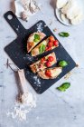 Focaccia mit Kirschtomaten und Mozzarella, geschnitten — Stockfoto