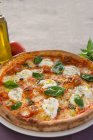 Nahaufnahme von köstlicher Margherita-Pizza — Stockfoto