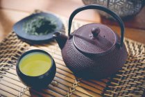 Зеленый чай в чайнике и кружке — стоковое фото