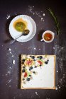 Primo piano di deliziosa torta di formaggio con fichi e bacche — Foto stock