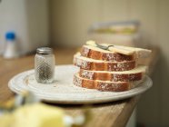 Primer plano de delicioso rebanada de pan con mantequilla - foto de stock
