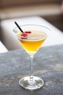 Bicchiere di gustoso cocktail con limone e menta sul tavolo — Foto stock