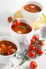 Вегетаріанський томатний суп з амарантом та свіжими травами — стокове фото
