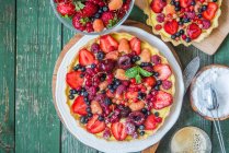 Berry tart with custard filling — Stock Photo