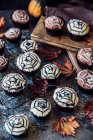 Cobweb cakes for Halloween with mini pumpkins — Foto stock