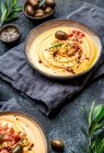 Испанский томатный суп Salmorejo подается с ветчиной serrano и оливками — стоковое фото