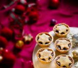 Biscotti natalizi con cioccolato e noci — Foto stock