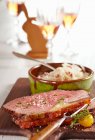 Carne de bovino assada em forno com salada de couve espanhola — Fotografia de Stock