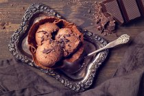Домашнє шоколадне морозиво у вафельній мисці — стокове фото