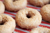 Donuts com chocolate e cobertura branca — Fotografia de Stock