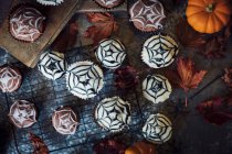Cobweb торты на Хэллоуин с мини-тыквами — стоковое фото