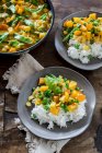 Abóbora vegetariana e curry de ervilha com arroz — Fotografia de Stock