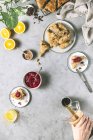 Frühstückstisch mit Haferbrot, Kaffee, Orangensaft und Chia-Marmelade — Stockfoto
