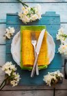 Configuração da mesa de primavera - flor narciso, garfo e faca na mesa de Páscoa — Fotografia de Stock
