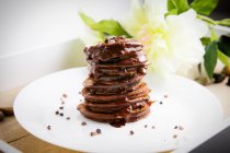 Ein Stapel Schokoladen-Pfannkuchen mit Schokoladensoße — Stockfoto