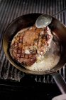 Bistecca imbastita con burro in una padella — Foto stock