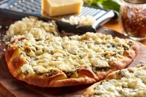 Pizza Bianca with pesto and goat's cheese — Stock Photo